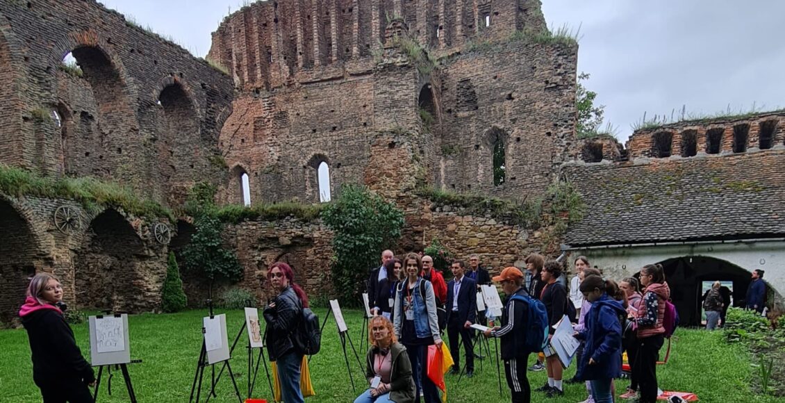 Elevii Liceului de Arte Plastice „Nicolae Tonitza” sunt oaspeți de seamă zilele acestea la Primăria comunei Slimnic