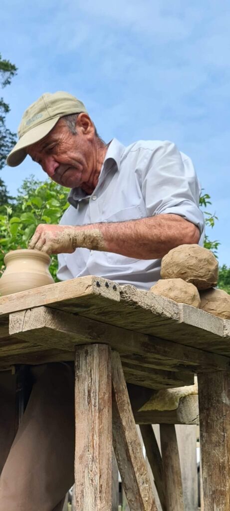 Meșterul Ion Retezeanu vă așteaptă în Muzeul ASTRA pentru a vă învață să modelați lut