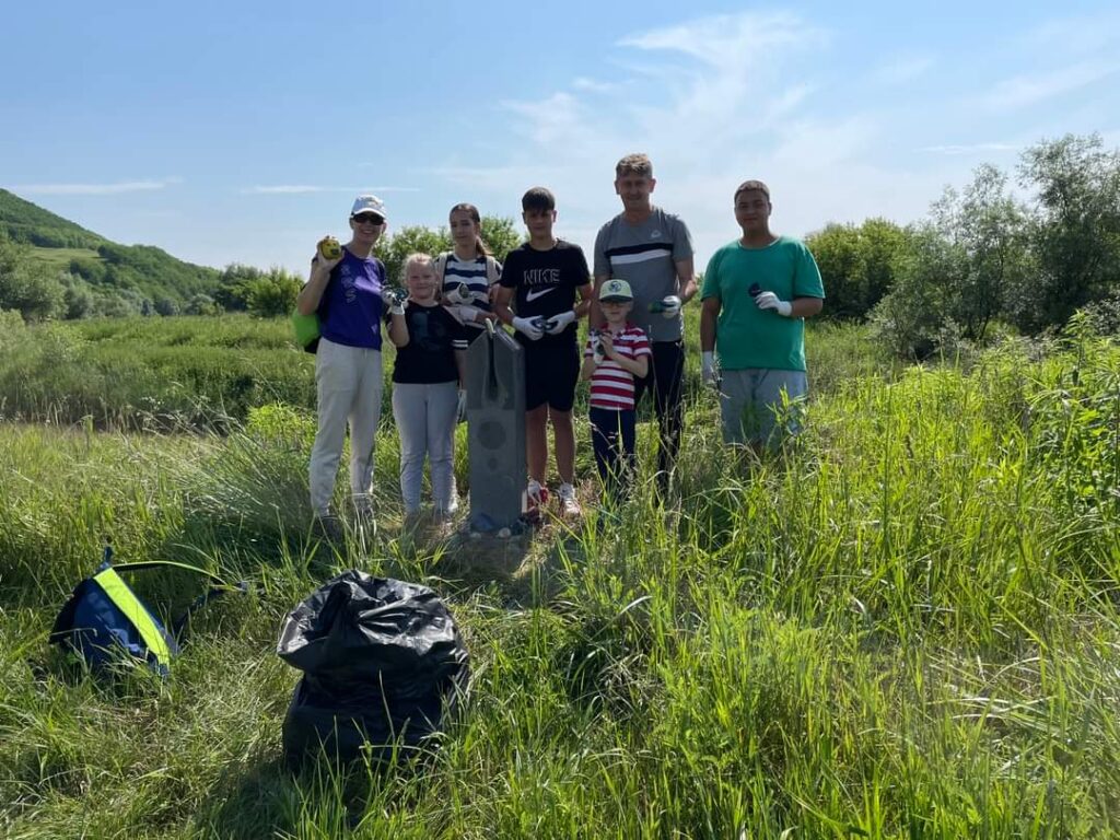 Voluntarii Copşeni au ecologizat traseul Via Transilvanica
