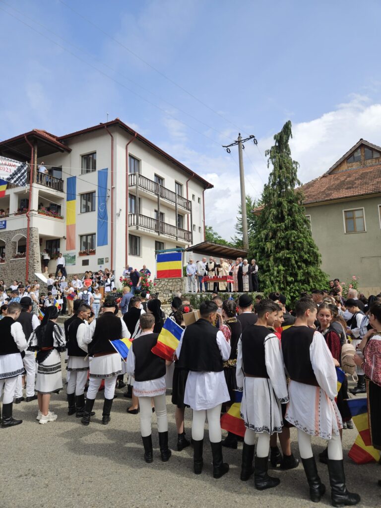 FOTO- VIDEO Fluierași și dansatori din cadrul Ansamblului Folcloric "Mândre Plaiuri Boicene" au reprezentat cu brio comuna Boița la Festivalul „Învârtita Dorului”