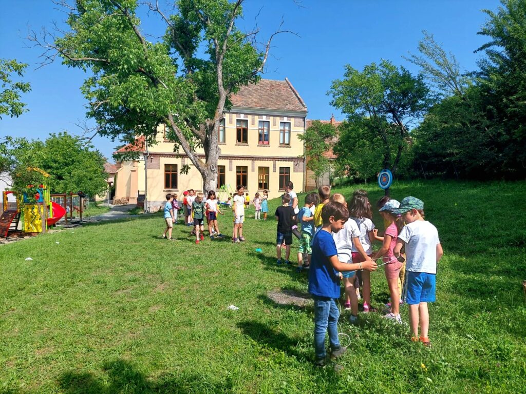 O școală de vară altfel la Sibiu: aventură și cunoaștere în mijlocul naturii