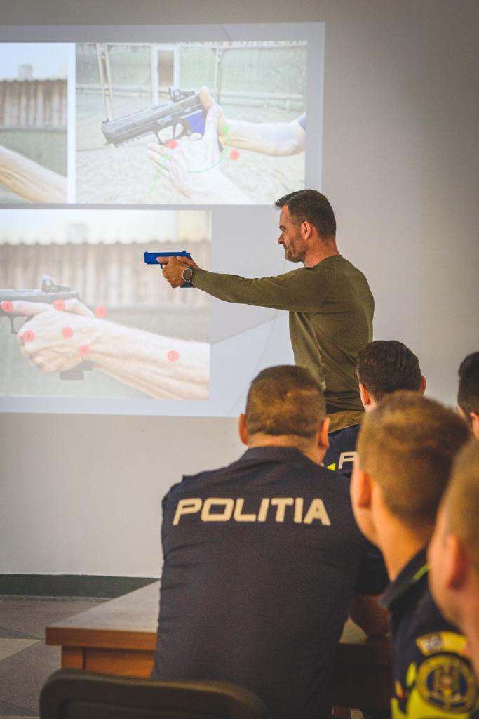 Polițiști debutanți, pregătiți la foc continuu, la propriu