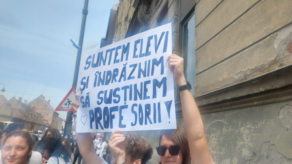 Profesorii sibieni precizează că acțiunile lor de protest nu au legătură cu susținerea vreunui partid politic și nu dorim să fie asociate cu discuțiile interne ale guvernanților