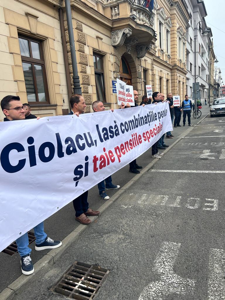 Protest USR Sibiu- În aceste momente, se predă ștafeta incompetenței și eșecului prin instalarea guvernului Ciolacu.