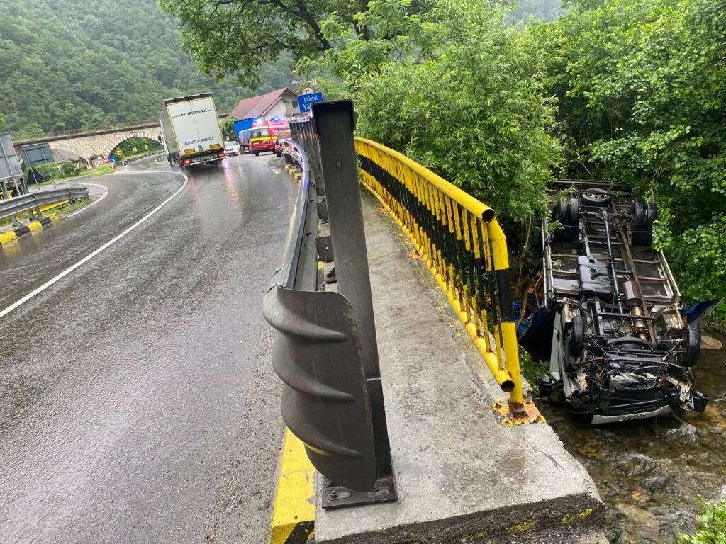 Foto - Accident pe DN7 - s-a răsturnat cu autoutilitara în albia unui râu 