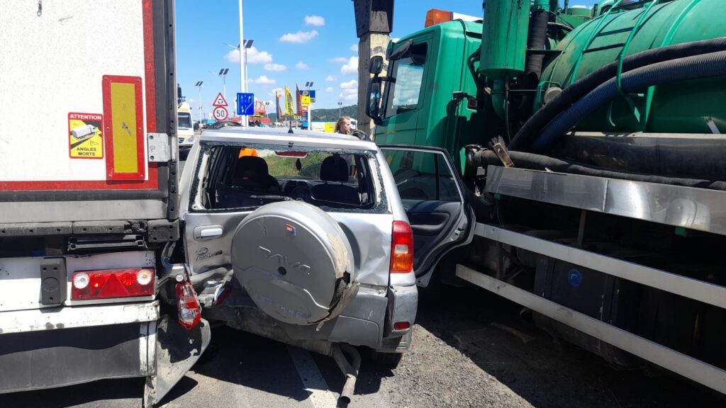 Foto - Accidet cu trei victime în giratoriu la Post Control Veștem