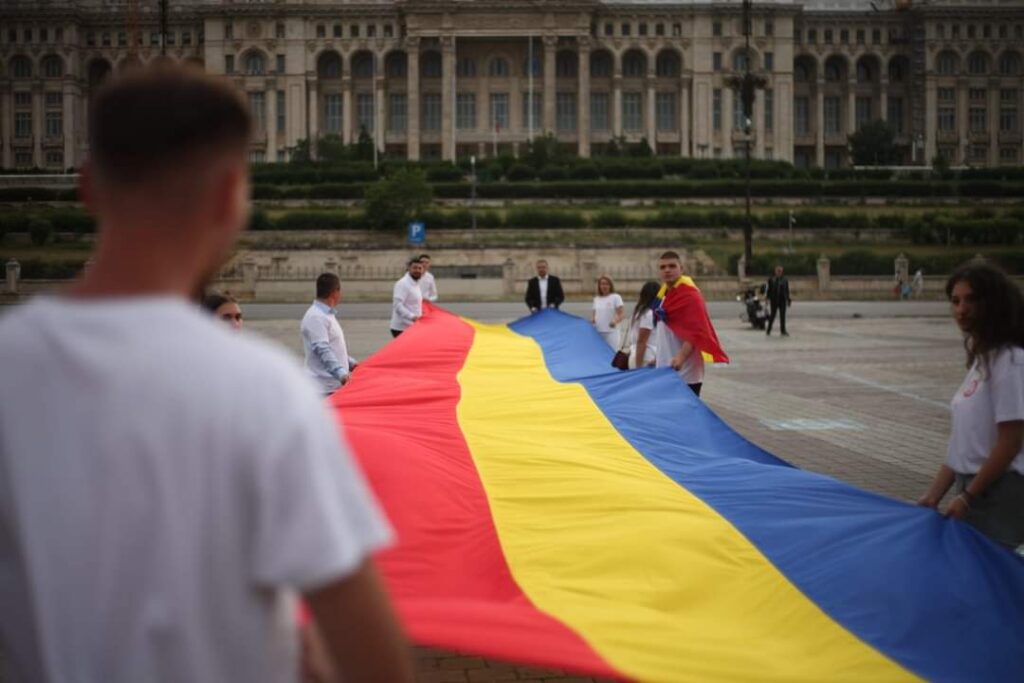 Tinerii social-democrați sibieni au dus un drapel uriaș la București