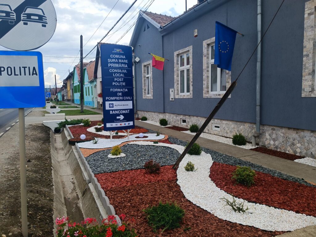Cetățenii au înfrumusețat domeniul public din fața Primăriei Comunei Șura Mare