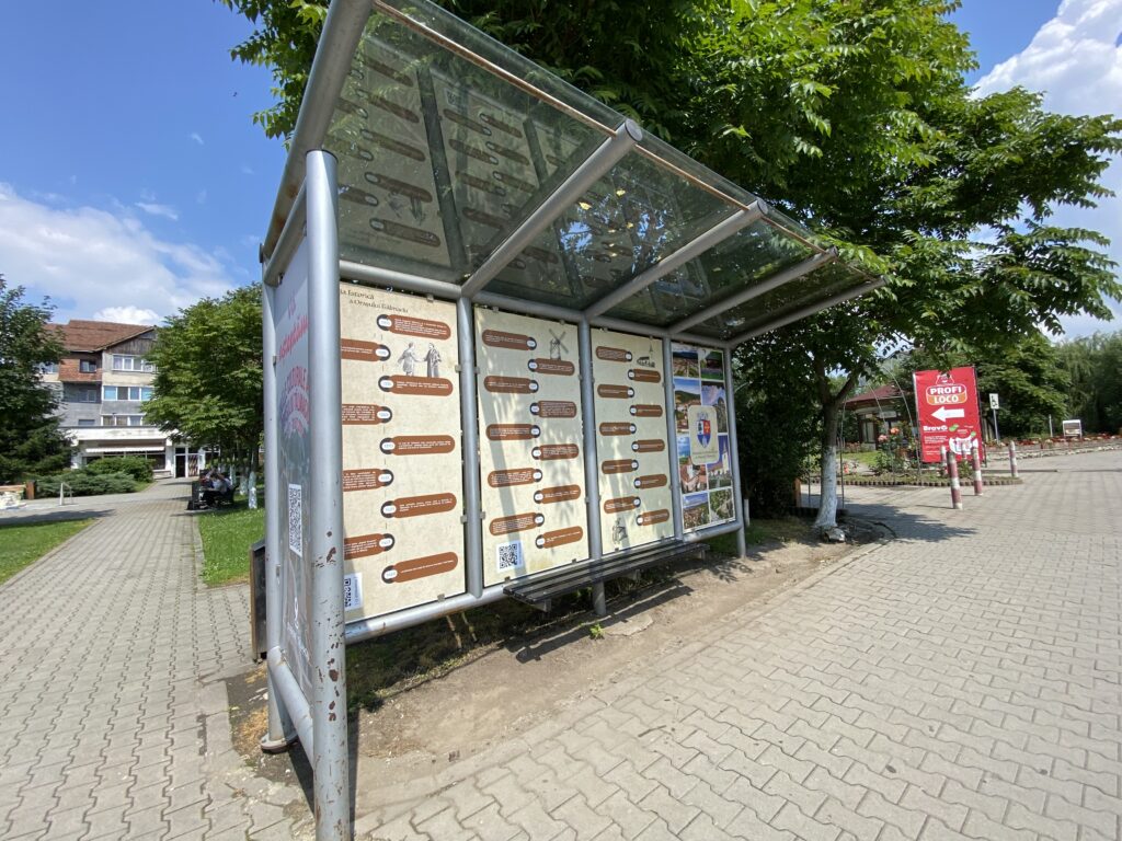 FOTO - Istoria, cultura și sportul orașului Tălmaciu, văzute prin stații de autobuz