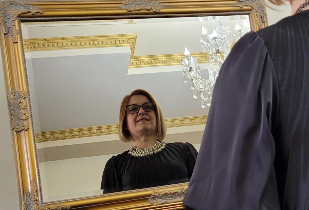 La sfârșitul lunii mai, directoarea Liceului de Artă din Sibiu, Avrigean Daniela Luminița, a fost implicată într-un scandal de proporții după ce soțul ei l-a bătut pe liderul de sindicat al instituției. Motivul a fost reprezentat de încheierea mediilor celor de clasa a 12-a, unde învăța și fiul directoarei, toate acestea pe fondul grevei profesorilor.