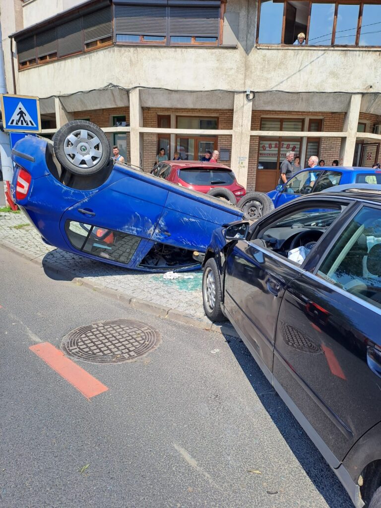 Accident pe strada Constituției. Doi bărbați, transportați la Spital