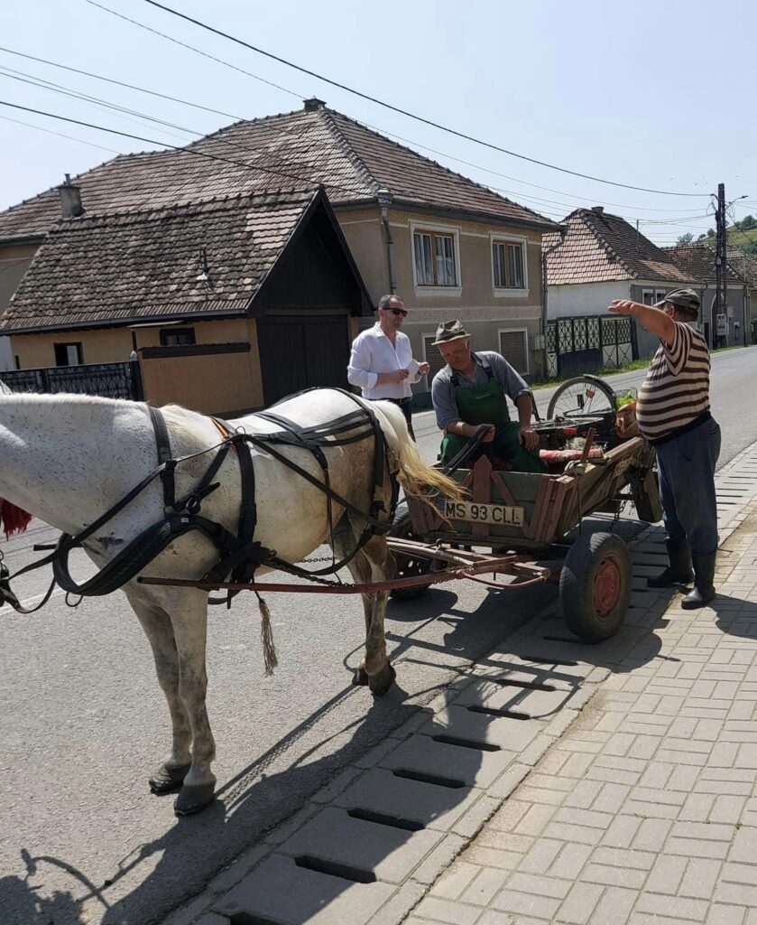 enatorul Claudiu Mureșan de vorbă cu locuitorii comunei Dârlos