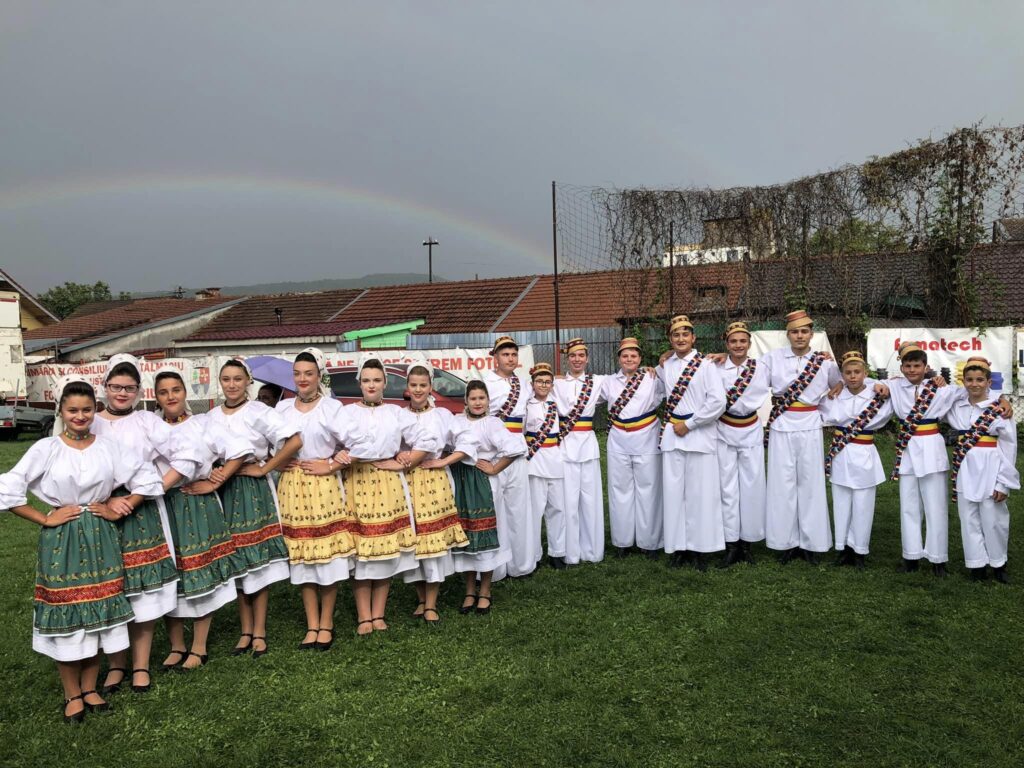 Ansamblul Folcloric Datina din Tălmaciu dansează pentru prima dată pe scena Festivalului Internațional de Folclor „Cântecele Munților”