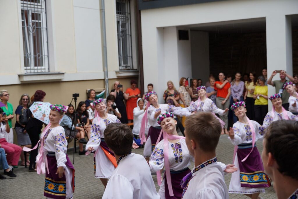 Curtea CJ Sibiu s-a transformat preț de câteva minute în scena Ansamblurilor „Monarca de México” și „Sonechko”