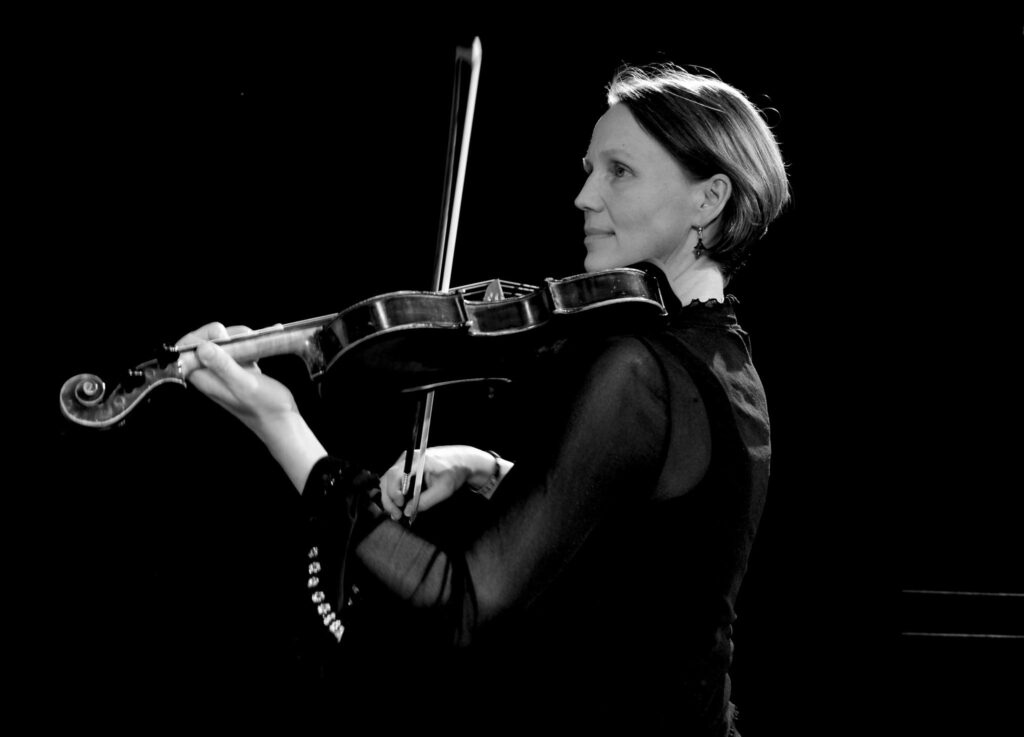 Katharina Wibmer și Ștefan Brădescu aduc muzica tradițională veche din România și Balcani cu vioară și acordeon la Festivalul Transilvania Multiculturală