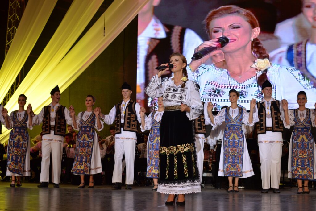 Petrecerea se încinge pe ritmuri bănățene SÂMBĂTA 5 AUGUST, la Festivalul Internațional de Folclor CÂNTECELE MUNȚILOR 2023! 👉ANDREEA VOICA și Ansamblul TIMIȘUL fac spectacol în PIAȚA MARE din SIBIU ! 👏 Prezintă: Iuliana Tudor 🚩A 48-a ediție a Festivalului Internațional de Folclor „Cântecele Munților” de la Sibiu se desfășoară în perioada 1-7 august 2023 și invită publicul la spectacole folclorice, ateliere de dans, animații culturale în spații neconvenționale, parada portului popular și un eveniment cu specific gastronomic. 👉Festivalul Internațional de Folclor „Cântecele Munților” este cuprins în calendarul mondial al prestigioasei organizații CIOFF, fiind organizat de Consiliul Județean Sibiu și Centrul Județean pentru Conservarea și Promovarea Culturii Tradiționale „Cindrelul-Junii” Sibiu. 👉Acțiunea este cofinanțată de Primăria Municipiului Sibiu. Parteneri: Muzeul ASTRA, Cricova, TVR1, Promenada Mall Sibiu, Habermann Markt, Centrul Cultural Ion Besoiu, Sponsori: Scandia Food și Romgaz 👉Acțiunile CJCPCT „Cindrelul-Junii” Sibiu sunt posibile cu finanțarea acordată de Consiliul Județean Sibiu.
