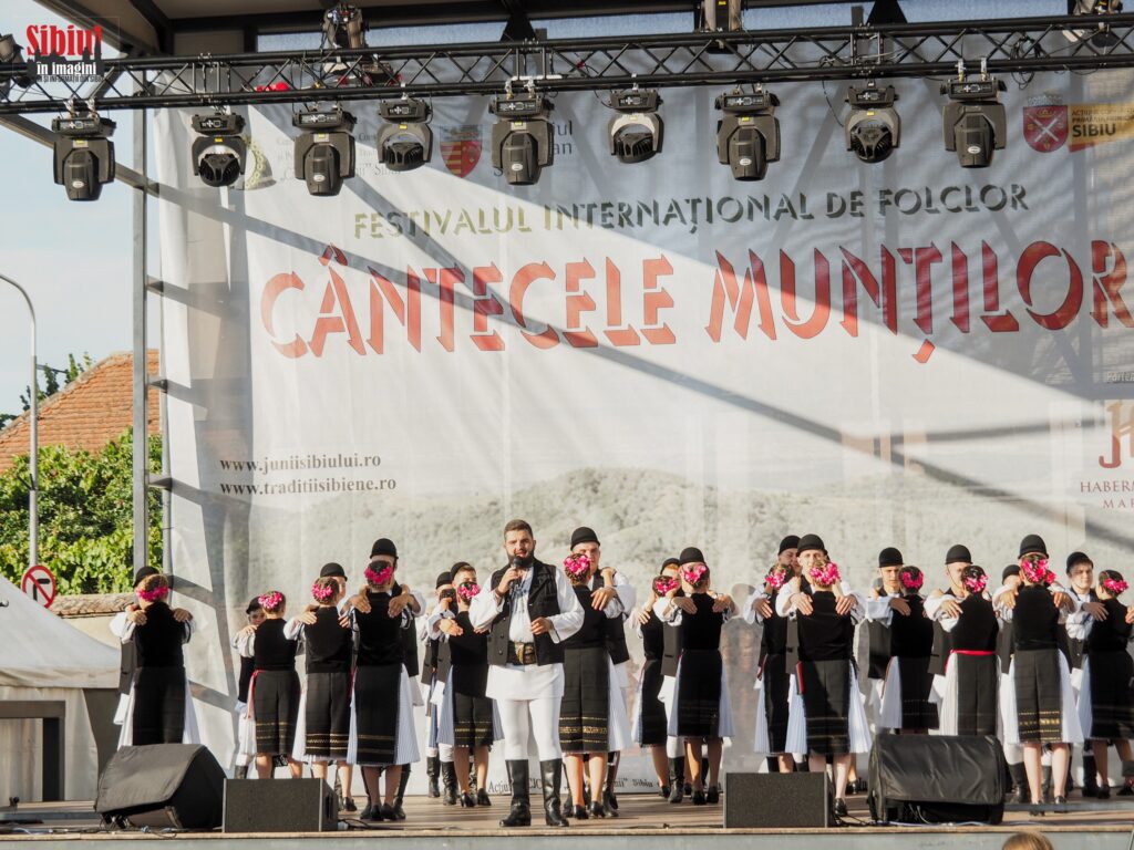 Weekend plin de antren la Festivalul Internațional „Cântecele Munților”