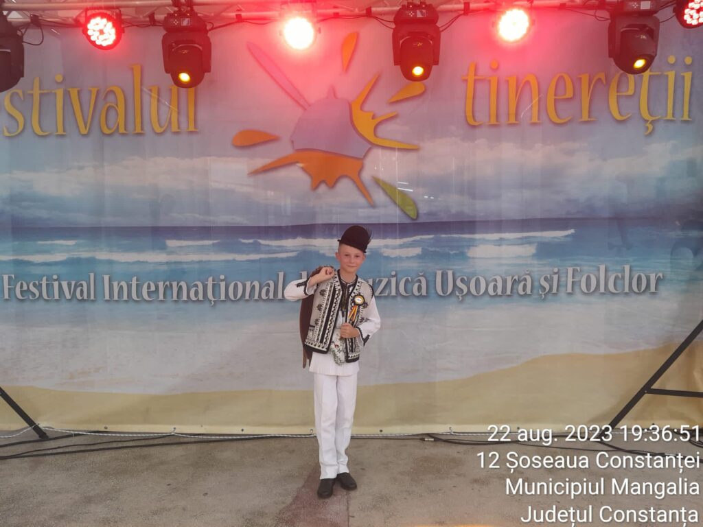 „Eu mi-s pui de ciobănel, din Sadu de pe Cindrel!” Iulian HANEA a cucerit scena Festivalului Tinereții de la Mangalia! 