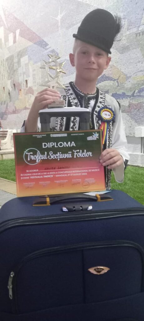 „Eu mi-s pui de ciobănel, din Sadu de pe Cindrel!” Iulian HANEA a cucerit scena Festivalului Tinereții de la Mangalia! 