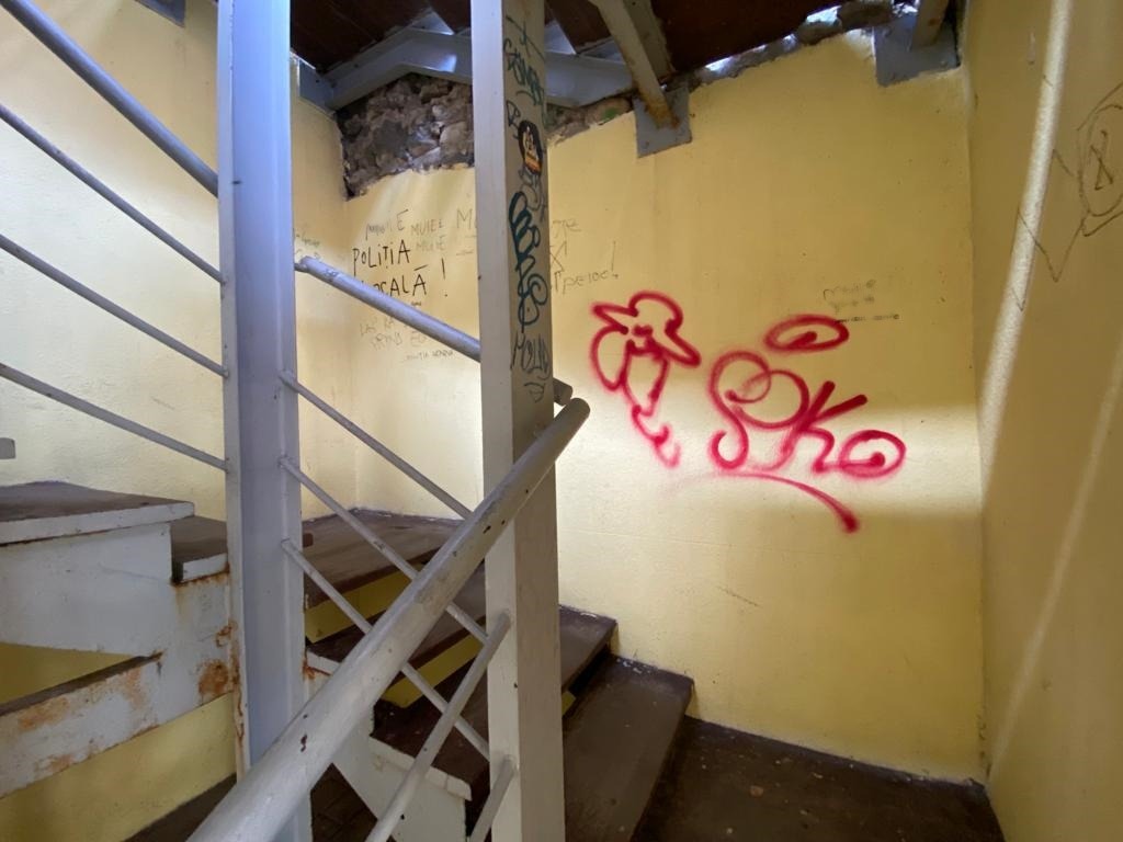 Pasajul dezolant din centrul Sibiului „Afară-i vopsit gardul, înăuntru-i leopardul”