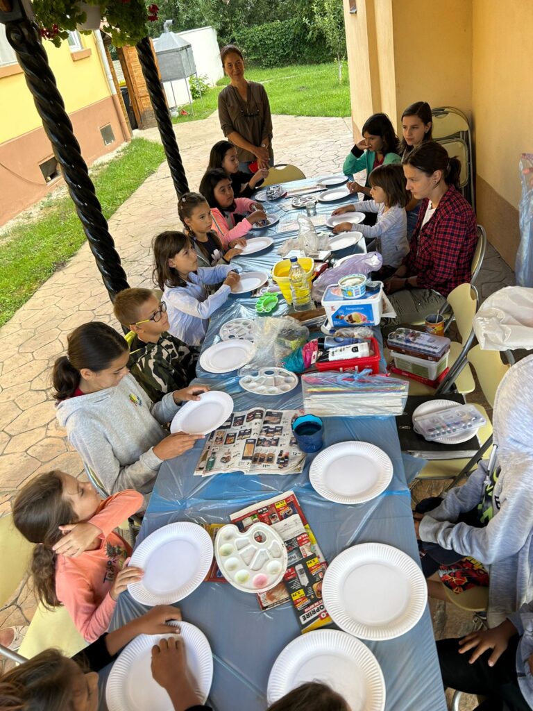 Copiii din Hamba participă zilele acestea la tabăra de pictură „Mai aproape de Maica Domnului"