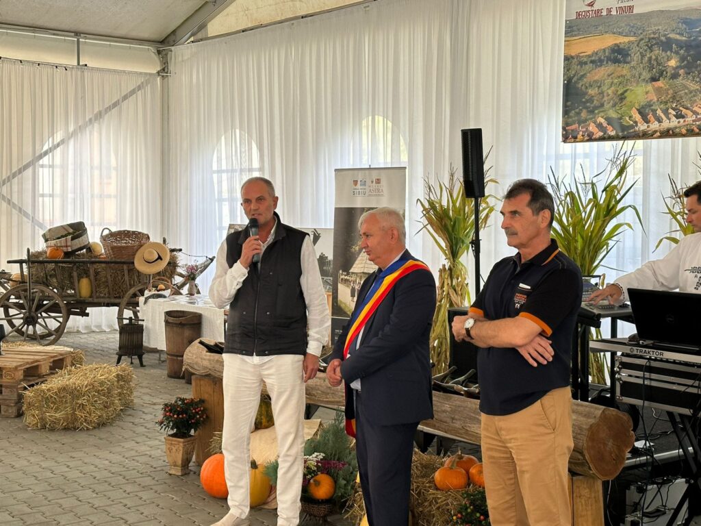 Decorul special pregătit cu multă pricepere și migală pentru Festivalul "Ziua vinului la Șeica Mică" l-a impresionat pe Nicolae Neagu