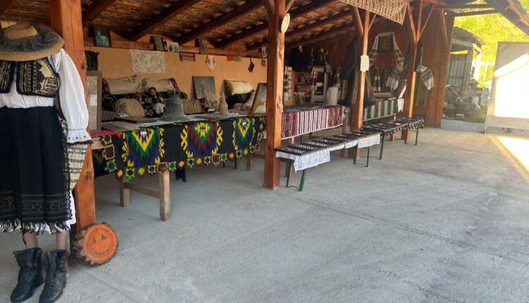 Expoziția din curtea casei parohiale