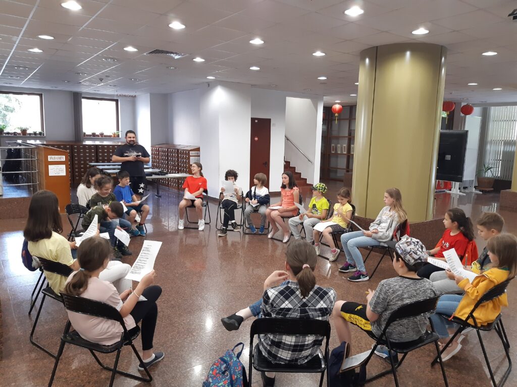 Ateliere de dezvoltare personală prin actorie pentru copii și adolescenți, la biblioteca publică sibiană