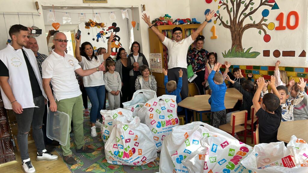 Copilașii de la Grădinița din Motiș au sărbătorit Ziua Educației prin cadouri, jucării, dulciuri și oaspeți de seamă (membrii Echipei Galbene)