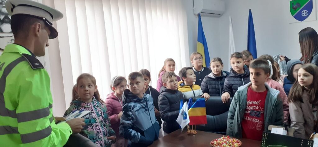 Elevi ai Liceului Teoretic "Gheorghe Lazăr" din Avrig „au preluat” conducerea Primăriei Orașului Avrig preț de câteva ore