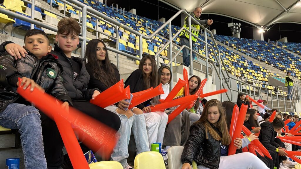 Elevii de la Liceul Tehnologic „Nicolae Teclu” din Copșa Mică, sustinatori ai Naționalei României în drumul spre EURO 2024