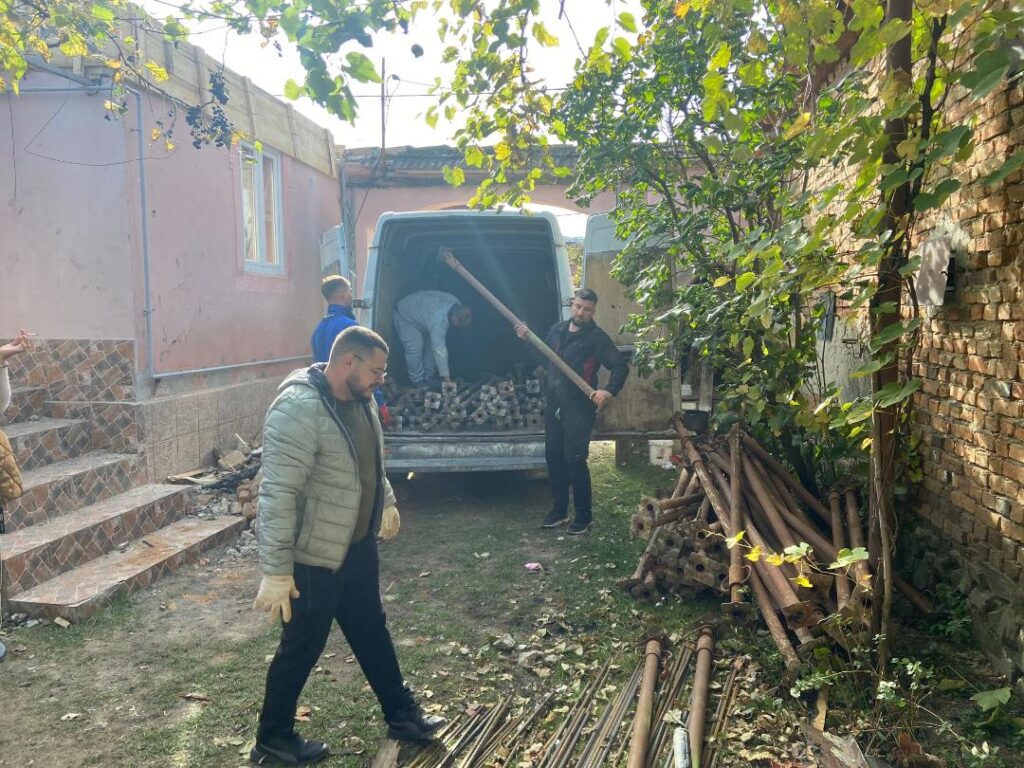 Mai mulți tineri din Organizația PSD Sibiu s-au mobilizat pentru a le da o mână de ajutor celor două familii din Boița ale căror case s-au făcut scrum