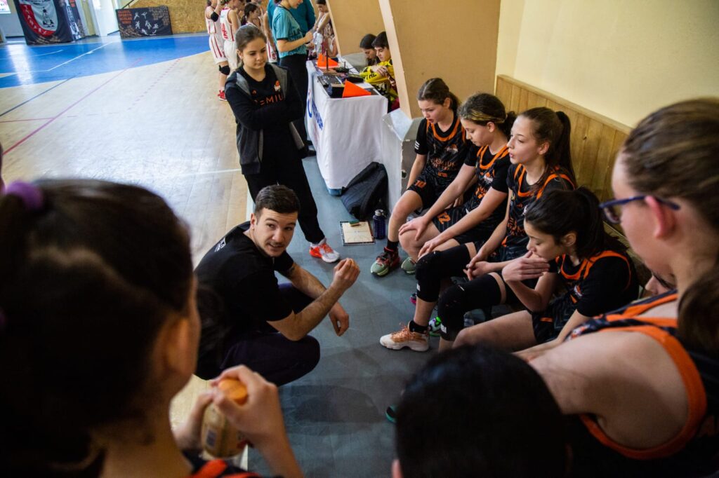 Premium Bascketball Sibiu face baschet la Școala Gimnazială „Sava Popovici Barcianu” Rășinari