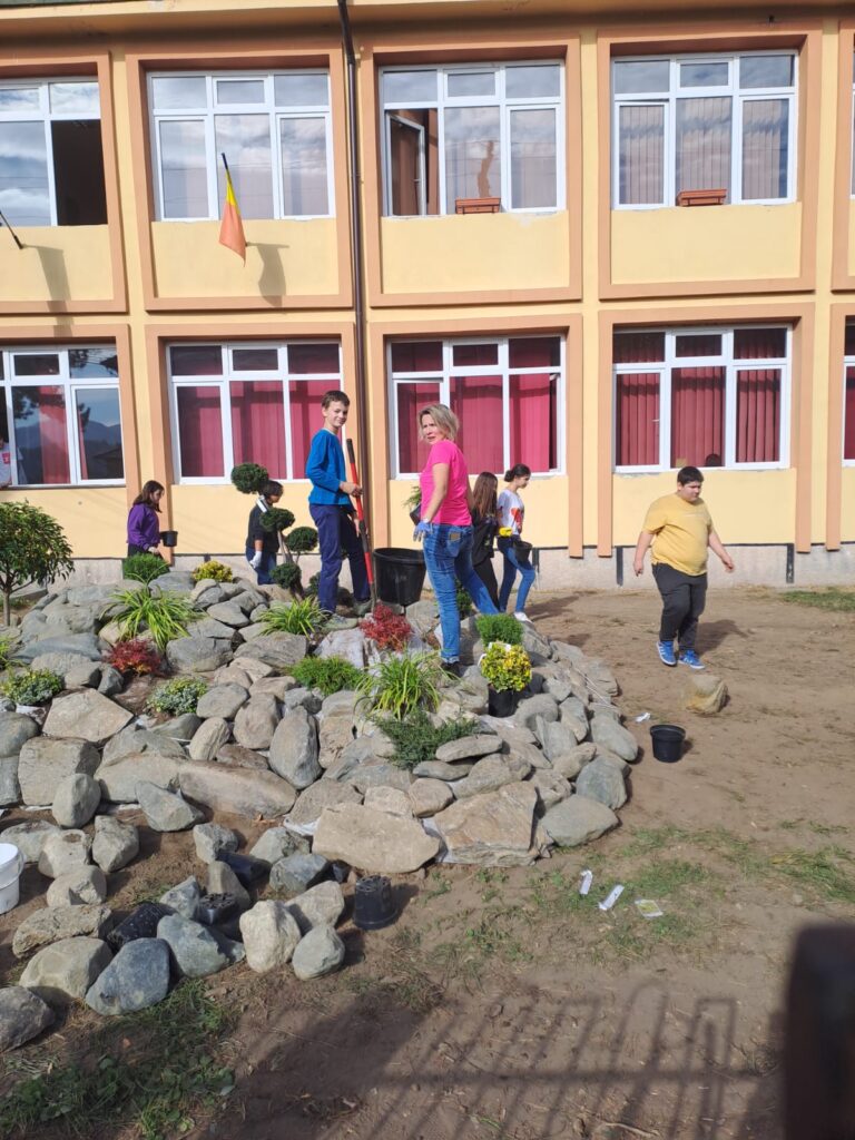 FOTO - Proiectul „E dreptul tău la educație” transformă Liceul Tehnologic „Johannes Lebel" Tălmaciu într-un spațiu educațional inovator