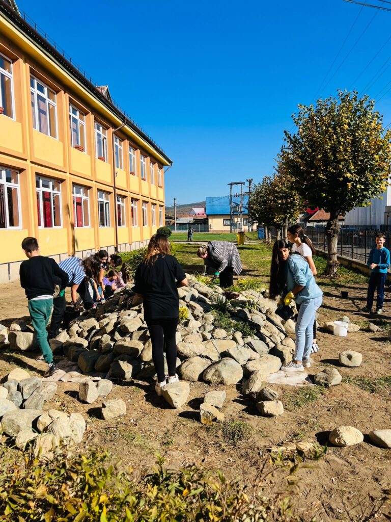 FOTO - Proiectul „E dreptul tău la educație” transformă Liceul Tehnologic „Johannes Lebel" Tălmaciu într-un spațiu educațional inovator