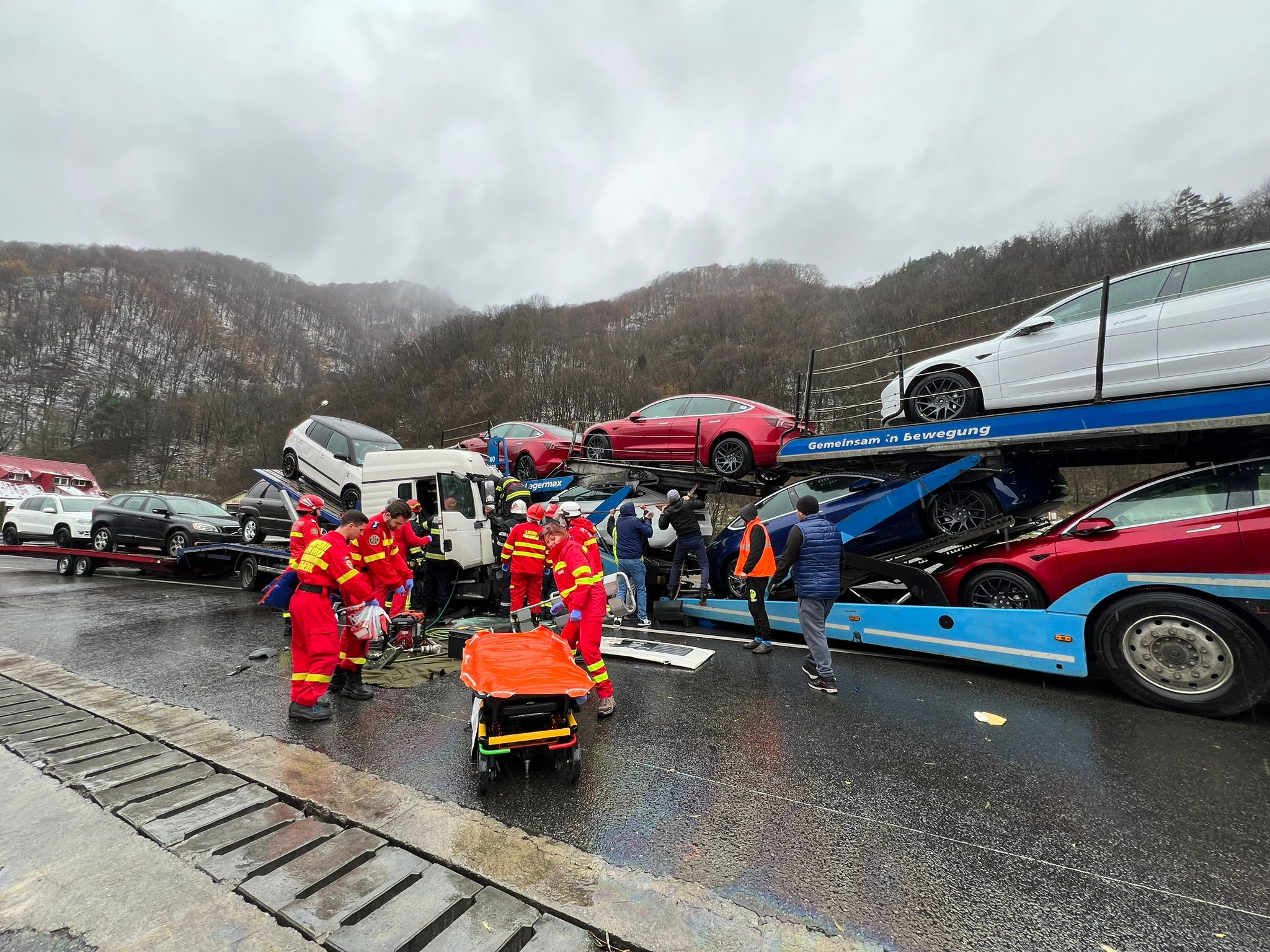 Foto - Trafic blocat pe DN7-Boița. Două TIR-uri care transportau autoturisme, implicate într-un accident