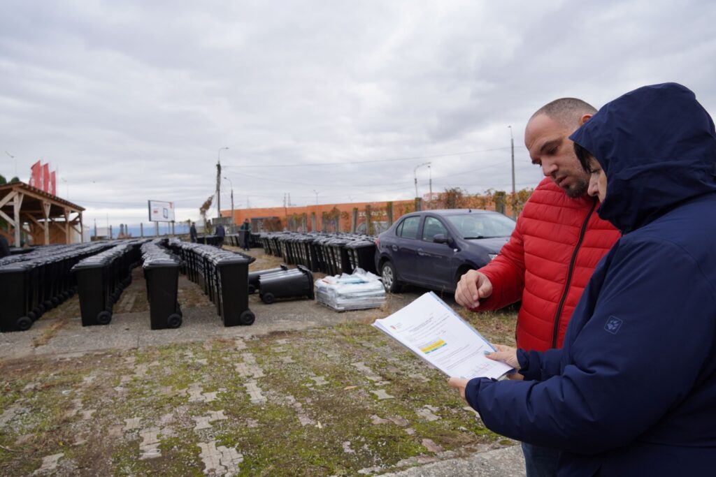 Au sosit primele transporturi cu pubele achiziționate din fondurile europene nerambursabile pe care Consiliul Județean Sibiu le-a obținut prin POR