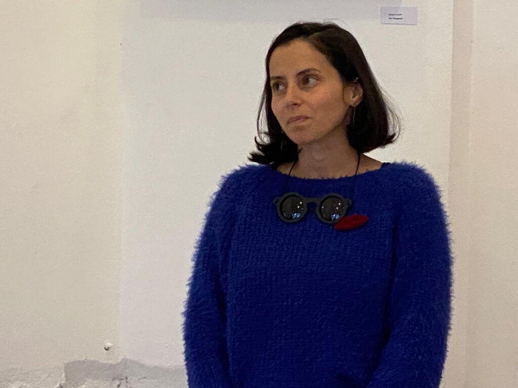 FOTO- VIDEO Prima expoziție de artă a beneficiarelor Centrului de Suport Oncologic SUS Inima Sibiu „prinde” viață