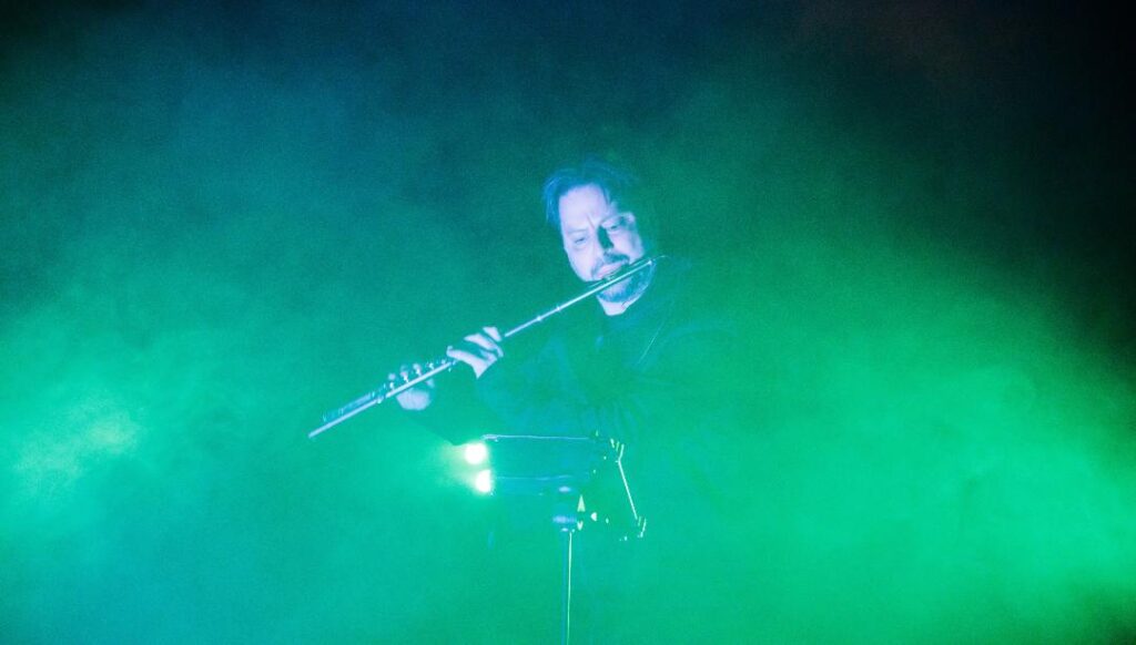 Un ansamblu instrumental inedit concertează la Filarmonica de Stat Sibiu, în această seară, sub auspiciile festivalului Minunata Muzică Nouă / Brave New Music.Marți, 14 noiembrie, de la ora 19.00, la Sala Thalia, The Romanian Flute Ensemble dăruiește publicului sibian concertul “inSuflu”, în cadrul festivalului Minunata Muzică Nouă / Brave New Music al Filarmonicii de Stat Sibiu. Flautiștii Matei Ioachimescu, Tabea Bebeșelea, Katica Lázár, Alexandra Mahu, Bella Moisa, Eduard Miclea și Romina Onișor propun un program muzical 100% contemporan: Eugene Magalif - "Colibri", Herman Beeftink - "Frequency", Alin Chelărescu - ”Co(o)al Rock", Derek Charke - "Raga 7", Gabriel Mălăncioiu - "Suflolipicius", Toru Takemitsu - "Voice", Ian Clarke - "Within", Ciprian Pop - "E-Funk".
Biletele pentru acest eveniment se găsesc la casieria Filarmonicii de Stat Sibiu și online pe iabilet.ro, la prețul de 30 lei (50% reducere pentru elevi, studenți și pensionari).
The Romanian Flute Ensemble, fondat la inițiativa profesorului și solistului Matei Ioachimescu, este un ansamblu cu o componență care variază de la patru la opt tineri flautiști, într-o formulă instrumentală inedită: o mini orchestră care aduce în prin plan toată familia de flaute moderne, de la flautul bas la piculină. Tabea Bebeșelea, Katica Lázár, Alexandra Mahu, Bella Moisă, Eduard Miclea și Romina Onișor, sunt studenți și absolvenți ai Facultății de Muzică și Teatru din Timișoara și reprezintă noul valromânesc de flautiști de excepție, aliniați la standarde de interpretare și de gândire vest-europene. Romanian Flute Ensemble a reușit într-un timp foarte scurt să trezească atenția publicului din România și din străinătate, prin nivelul artistic înalt și entuziasmul contagios cu care prezintă programe diverse, de la muzica barocului la prime audiții ale compozitorilor români contemporani.
Flautistul Matei Ioachimescu susține o activitate concertistică impresionantă, este recunoscut pentru interpretările repertoriului baroc, modern, dar și pentru proiecte crossover. Albumul de debut împreună cu pianista Cătălina Butcaru, intitulat "Lumiere", este considerat de către criticii de specialitate un produs de referință pentru aceste două instrumente. În postura de solist prezintă atât concerte clasice, cât și prime audiții ale unor compozitoricontemporani, împreună cu orchestre filarmonice din țară și din străinătate. Pentru activitatea sa intensă și calitatea înaltă a proiectelor susținute, i-a fost încredințat titlul de "Ambasador al Integrării" în anul 2013 de către Ministerul de Externe al Austriei. Din anul 2020, Matei Ioachimescu predă flautul la Facultatea de Muzică și Teatru din Timișoara.***
Cea de a IV-a ediție a festivalului Minunata Muzică Nouă / Brave New Music, se desfășoară în perioada 13-18 noiembrie 2023. Festivalul este organizat de Filarmonica de Stat Sibiucu sprijinul Consiliului Județean Sibiu.Proiect cofinanțat de Primăria municipiului Sibiu prin Agenda Culturală 2023.
Programul complet este disponibil pe www.filarmonicasibiu.ro, în aplicațiile Filarmonica Sibiu App și Sibiu City App.Urmăriți-ne pe:
facebook.com/FilarmonicaSibiu | youtube.com/FilarmonicadeStatSibiu | instagram.com/filarmonicasibiu | https://filarmonicasibiu.app.link/asCULTa | tiktok.com/@FilarmonicaDeStatSibiu