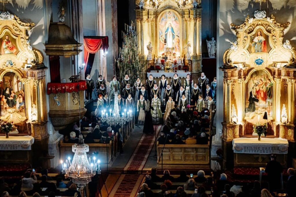 Corul Madrigal a adus spiritul Crăciunului la Sibiu. Raluca Turcan: ”Este un simbol al excelenței și al devotamentului pentru perfecțiunea artistică”