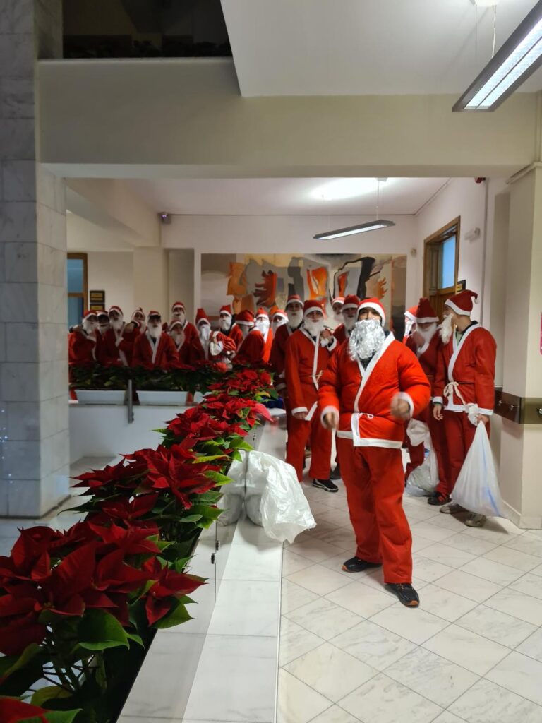 În Ajun de Moș Nicolae, orașul Cisnădie a fost cuprins de o atmosferă plină de bucurie și magie, în timp ce cisnădienii au asistat la evenimentul mult așteptat al aprinderii luminilor de Crăciun. Într-o ceremonie specială desfășurată în centrul orașului, comunitatea s-a adunat pentru a marca începutul oficial al sezonului sărbătorilor de iarnă.
Seara a fost încununată de un spectacol captivant oferit de talentații copii ai comunității care au creat o atmosferă de basm, aducând magia sărbătorilor în inimile celor prezenți la eveniment.Micile talente au impresionat spectatorii cu dansuri și colinde tradiționale interpretate cu pasiune și voie bună, aducând un plus de căldură și magie evenimentului festiv.
Într-o tradiție plină de căldură și bucurie, din clădirea Primăriei orașului Cisnădie au coborât din nou mai mulți Moși care au împărțit daruri celor mici.
Primarul orașului a exprimat recunoștința față de implicarea copiilor în eveniment, afirmând: "Dansul lor aduce un plus de căldură și culoare în această perioadă specială a anului. Copiii noștrii ne amintesc de bucuria simplă și de sărbătorile autentice. Sunt inimile și zâmbetele lor care fac sărbătorile noastre cu adevărat speciale."- Gheorghe Huja.