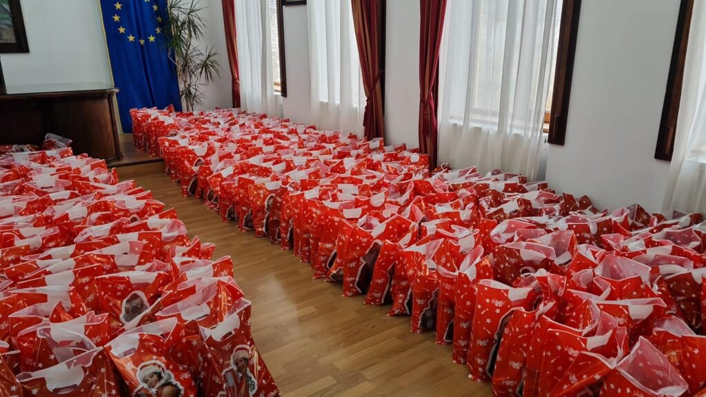 Moşu’ a ales din nou Tălmaciu unde, ajutat de multe Crăciuniţe și spiriduşi au pregătit cadouri pentru