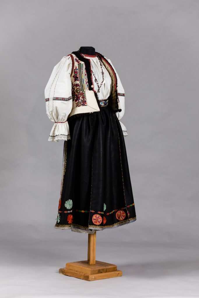 Costumul de nevastă tânără de odinioară poate fi admirat în Muzeul ASTRA