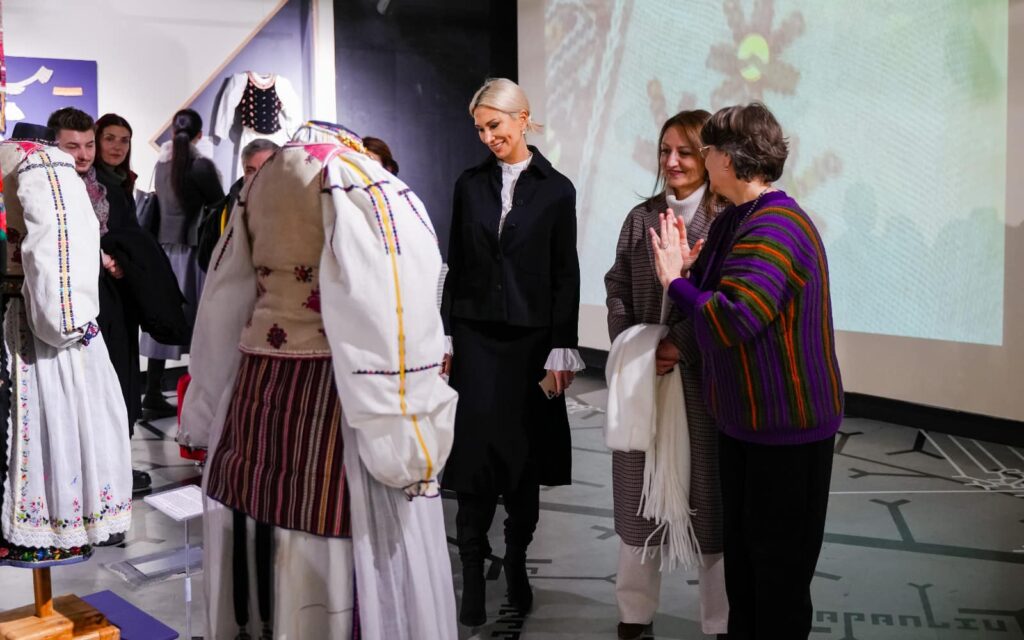 Expoziția “Cămașa. Eleganța veșmântului”, apreciată de ministrul Culturii și de președinta Consiliului Județean Sibiu