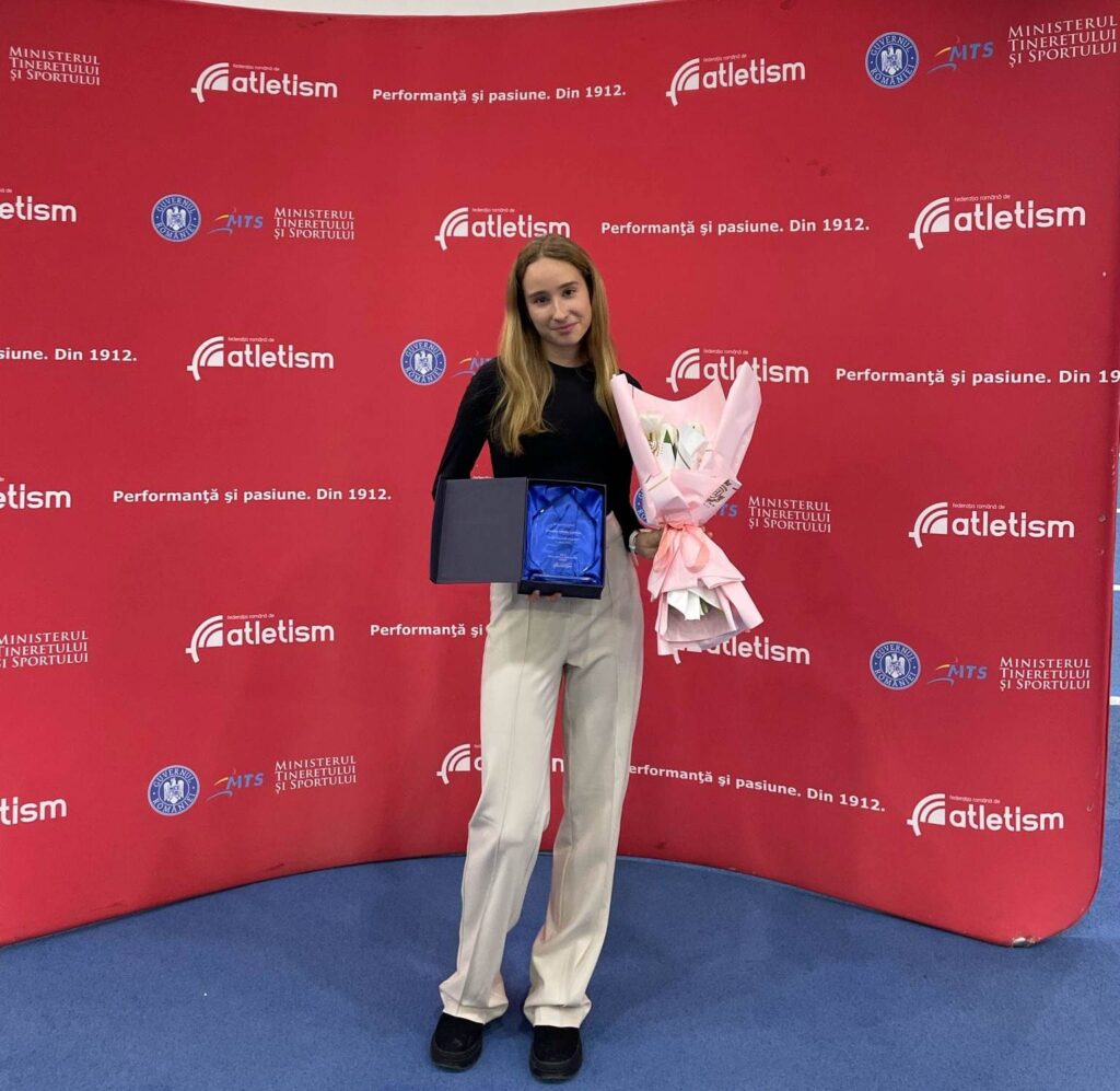 Sâmbătă 17 februarie a debutat la București etapa finală a Campionatului Național de sală, seniori și tineret U23. Evenimentul a fost găzduit de Sala de atletism Ioan Sőtér din capitală, iar în deschiderea acestuia a avut loc o festivitate de premiere a celor mai importante rezultate obținute de atleții români pe parcursul anului 2023.
Una dintre sportivele premiate de federație cu acest prilej a fost Alexandra Hudea din clasa a XI-a Științe Sociale. Sportiva de aur a Mediașului a fost evidențiată prin medalia de bronz obținută pentru România la proba de 3000 de metri din cadrul Festivalului Olimpic al Tineretului European (FOTE). Premierea Alexandrei și a antrenorului acesteia, Vasile Ibășfălean a fost realizată de Maricica Puică, atletă medaliată în urmă cu 4 decenii la Jocurile Olimpice de vară de la Los Angeles.
O felicităm pe Alexandra Hudea și pe antrenorul ei Vasile Ibășfălean pentru performanțele obținute în anul 2023 și le dorim să mențină ridicată ștacheta atletismului medieșean și în 2024