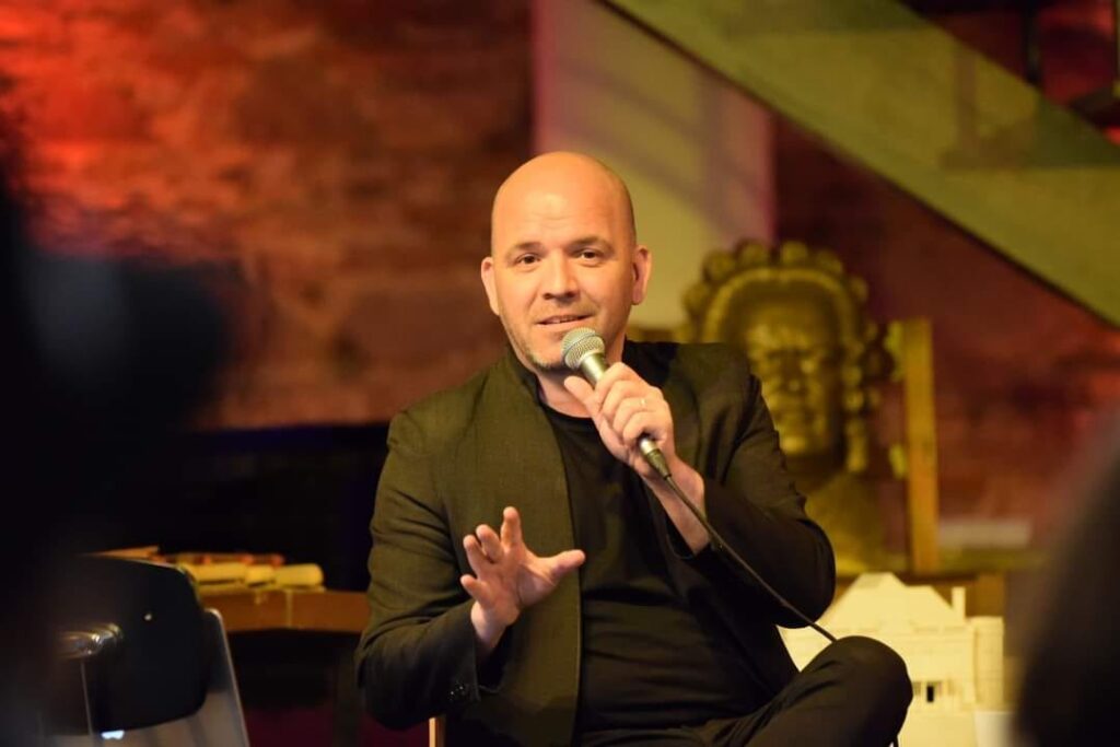 Dirijorul Cristian Lupeş revine la pupitrul evenimentului "Cafeneaua muzicală", iar invitatul serii este Andrei Stănculescu