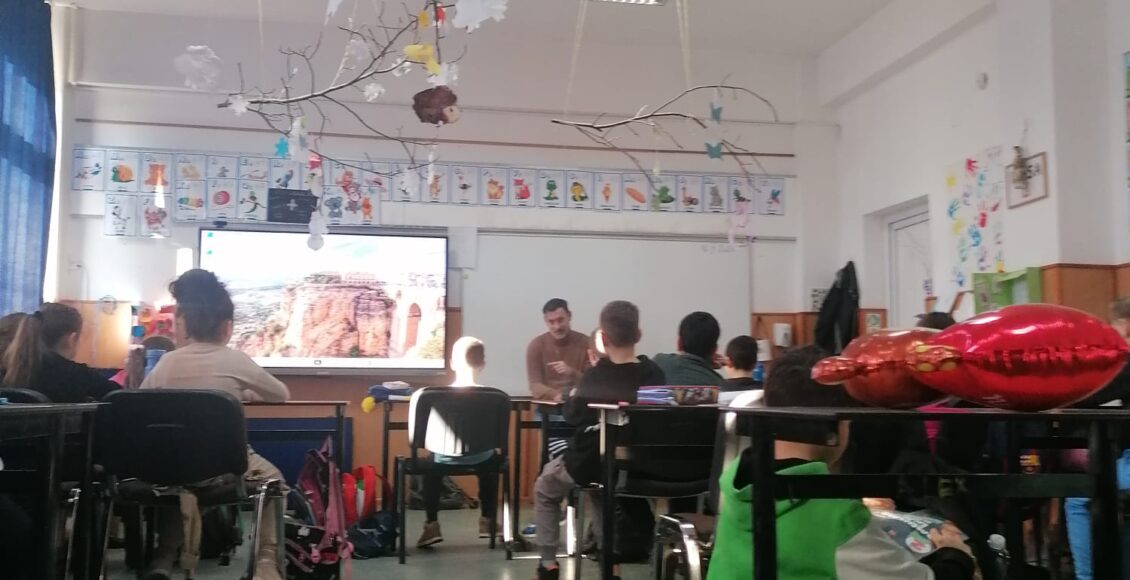 Elevii Școlii Gimnaziale „Andrei Șaguna” din Șura Mare au sărbătorit alături de actorii TNRS