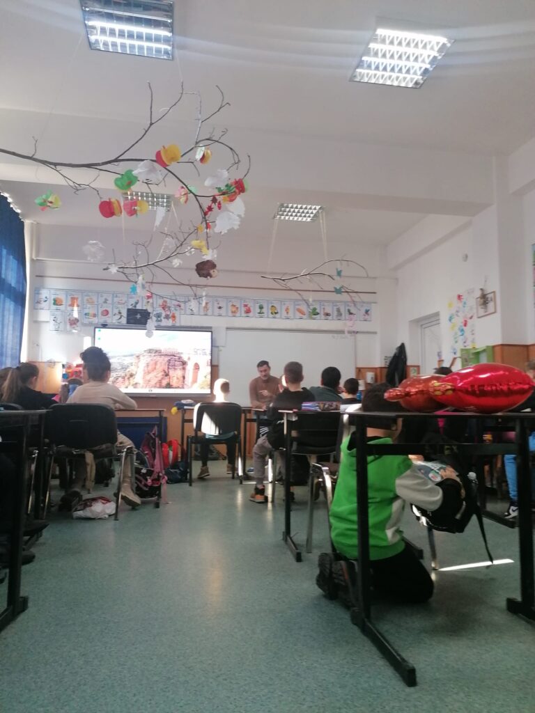 Elevii Școlii Gimnaziale „Andrei Șaguna” din Șura Mare au sărbătorit alături de actorii TNRS