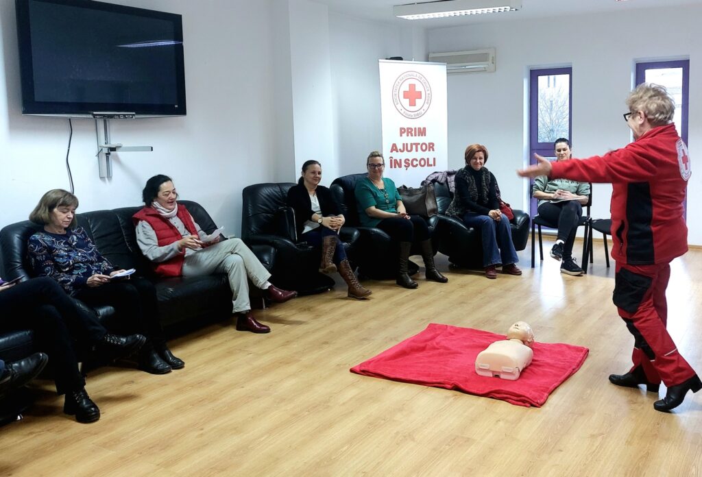 Peste 130 de cadre didactice și non-didactice din unitățile de învățământ preuniversitar din Municipiul Sibiu au învățat sa acorde prim ajutor pre medical