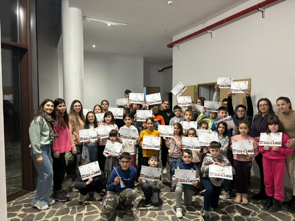 Mai mulți copii din comuna Șura Mare alături de jucătorii ACS Athletic Șura Mare au realizat mărțișoare unice sub îndrumarea voluntarilor Asociației Șura Mare Culturală